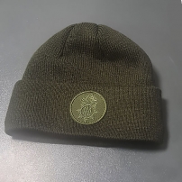 shapka-vyazanaya-s-kokardoj-ngu-s-flis-khaki